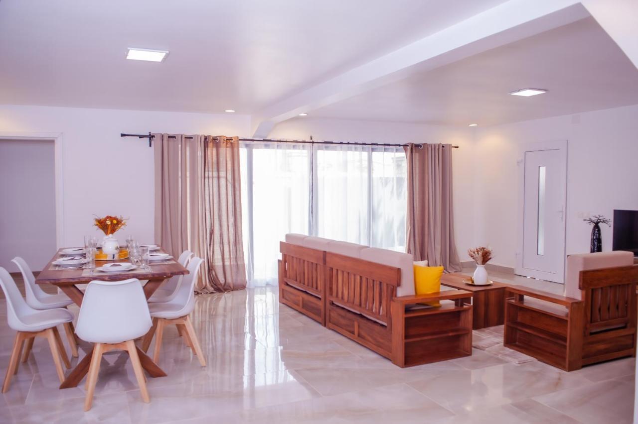 Ampifitia Guest House อันตานานารีโว ภายนอก รูปภาพ