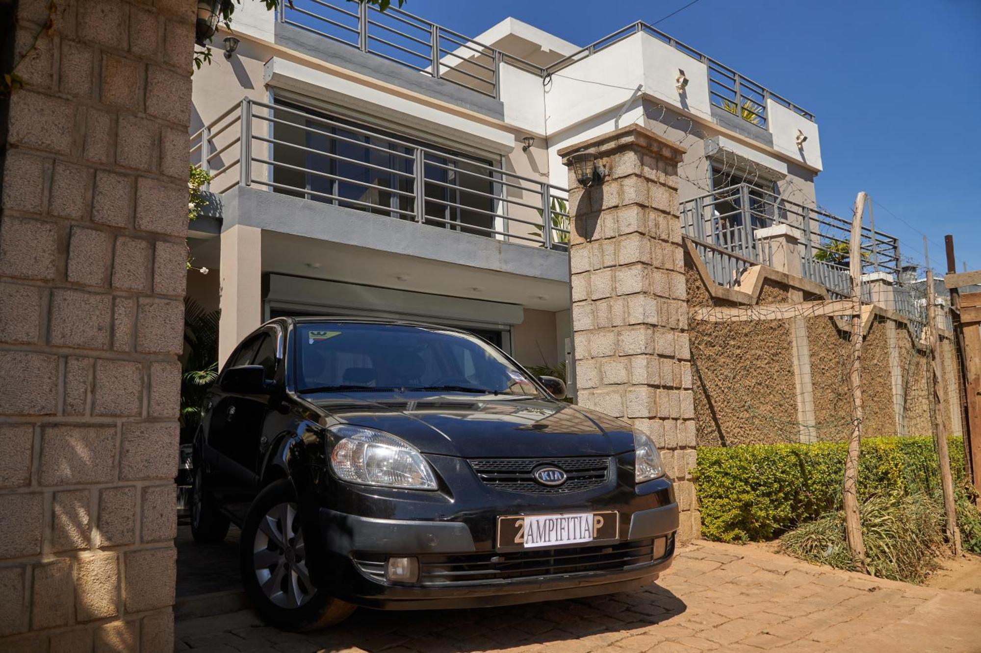 Ampifitia Guest House อันตานานารีโว ภายนอก รูปภาพ